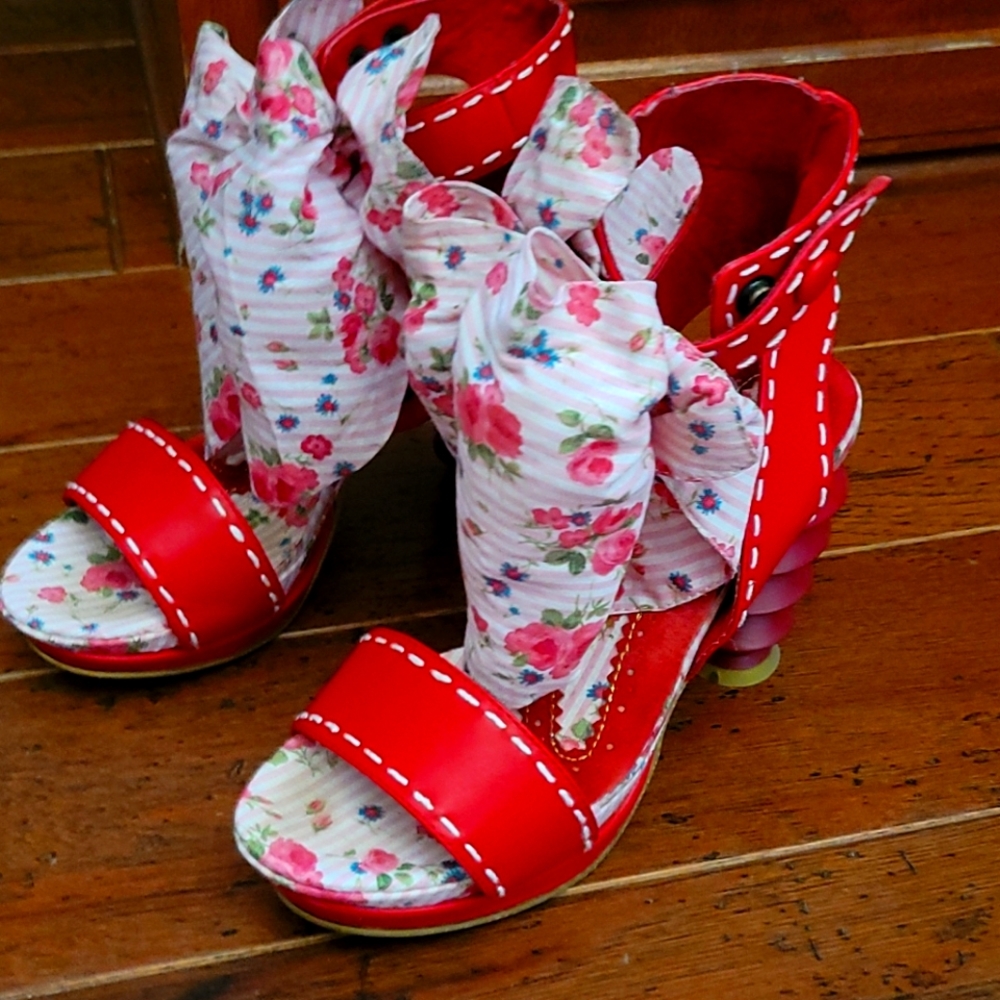 Irregular Choice 6.5 bow front ankle snap shoes